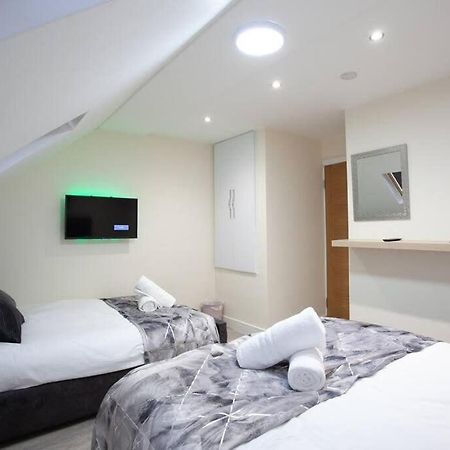 6 Bedroom House 10Min Drive From City Centre マンチェスター エクステリア 写真