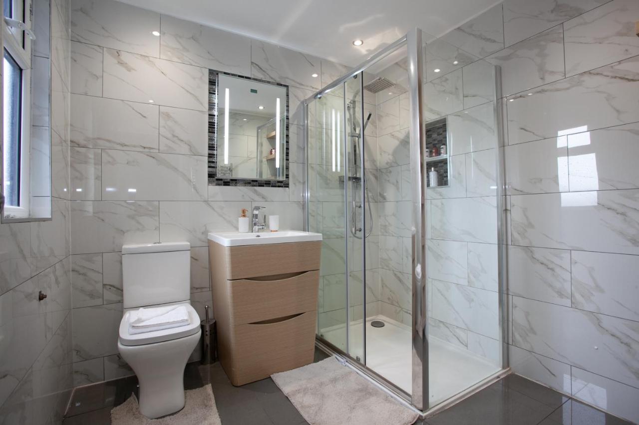 6 Bedroom House 10Min Drive From City Centre マンチェスター エクステリア 写真