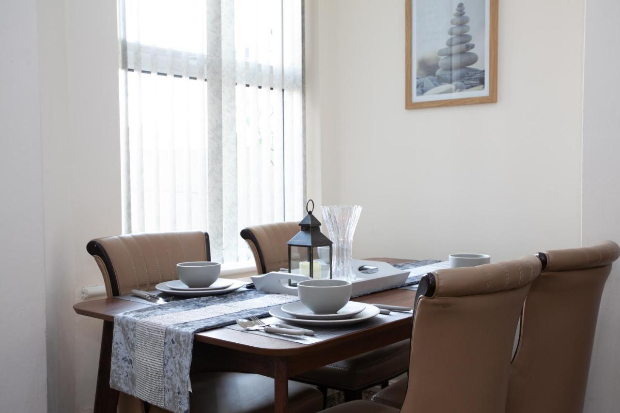 6 Bedroom House 10Min Drive From City Centre マンチェスター エクステリア 写真