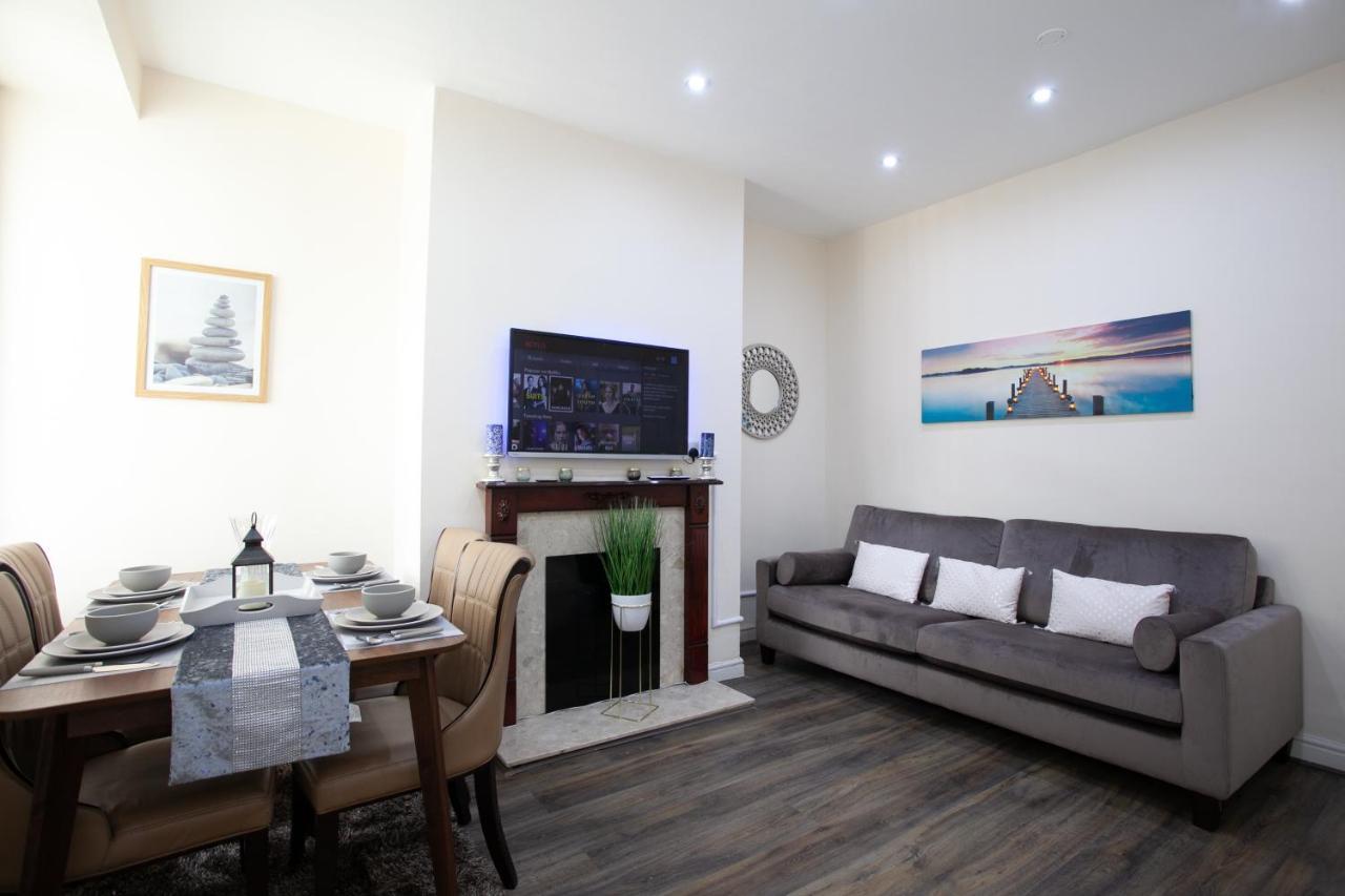 6 Bedroom House 10Min Drive From City Centre マンチェスター エクステリア 写真