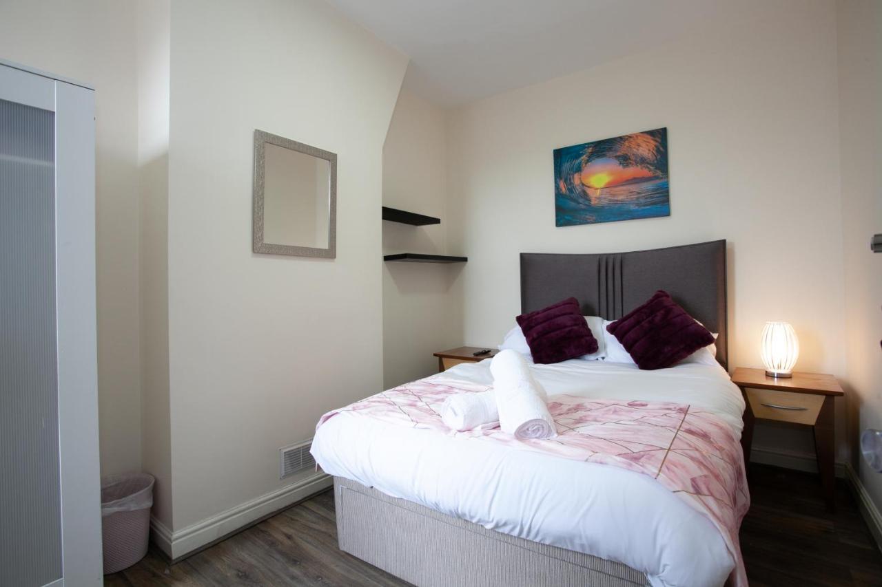 6 Bedroom House 10Min Drive From City Centre マンチェスター エクステリア 写真
