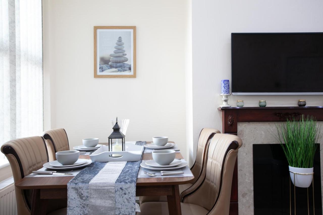 6 Bedroom House 10Min Drive From City Centre マンチェスター エクステリア 写真