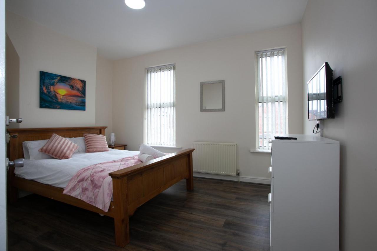 6 Bedroom House 10Min Drive From City Centre マンチェスター エクステリア 写真