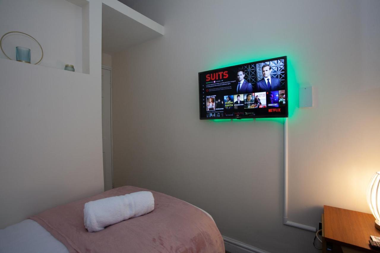 6 Bedroom House 10Min Drive From City Centre マンチェスター エクステリア 写真