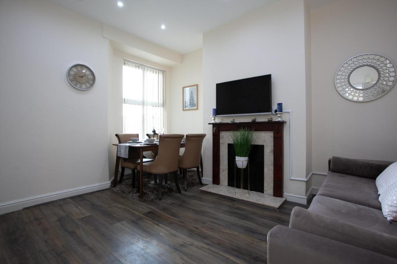6 Bedroom House 10Min Drive From City Centre マンチェスター エクステリア 写真