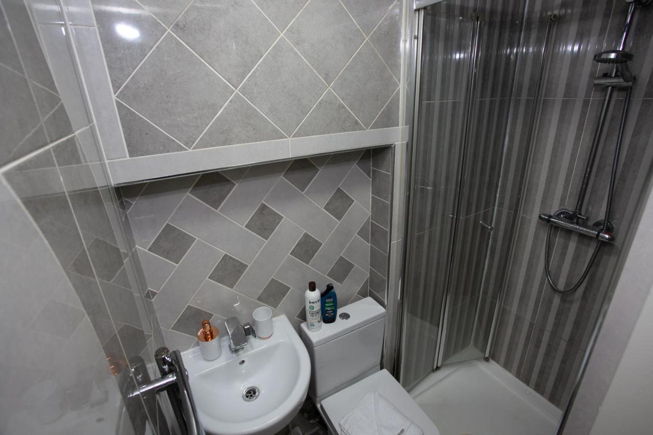 6 Bedroom House 10Min Drive From City Centre マンチェスター エクステリア 写真