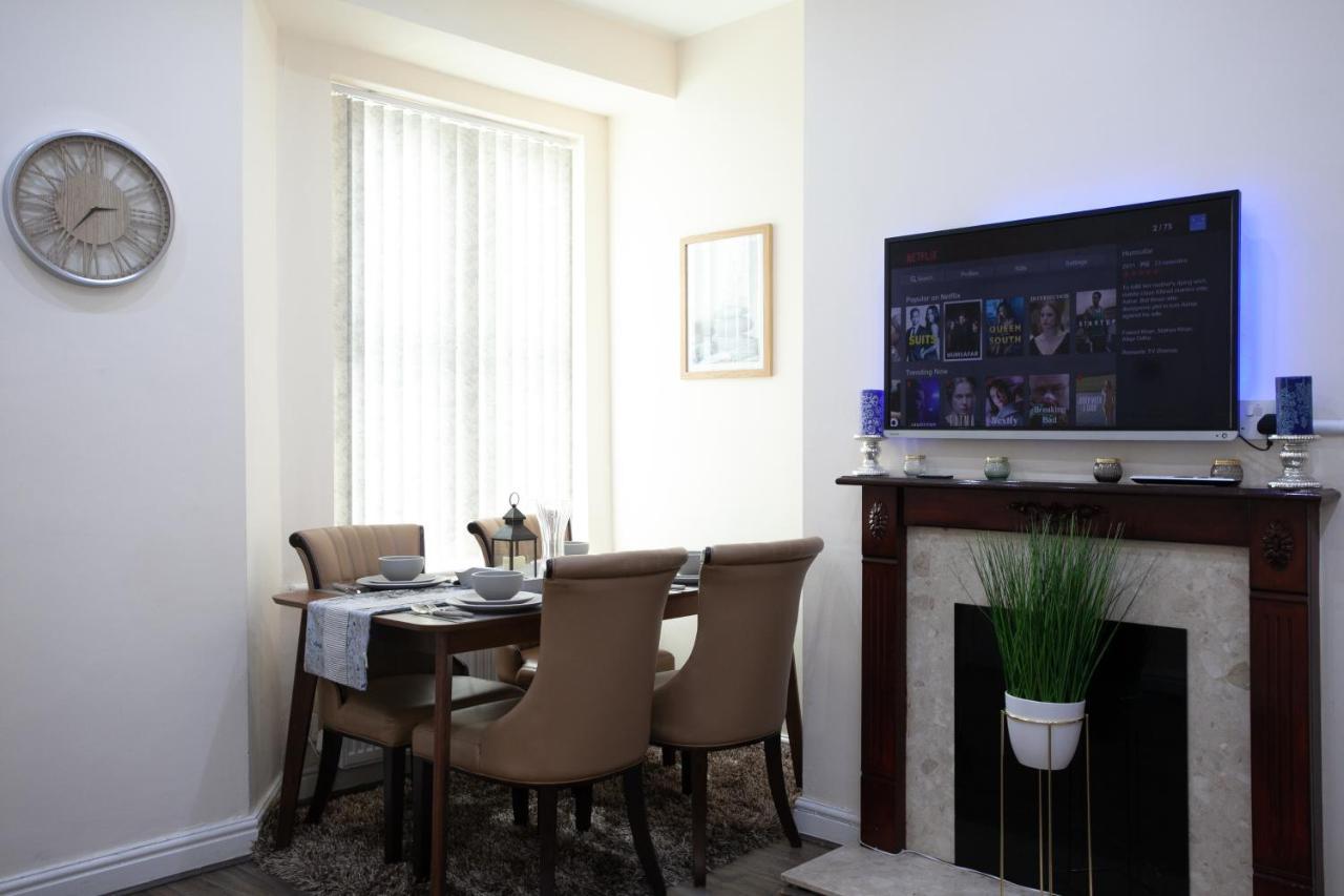 6 Bedroom House 10Min Drive From City Centre マンチェスター エクステリア 写真