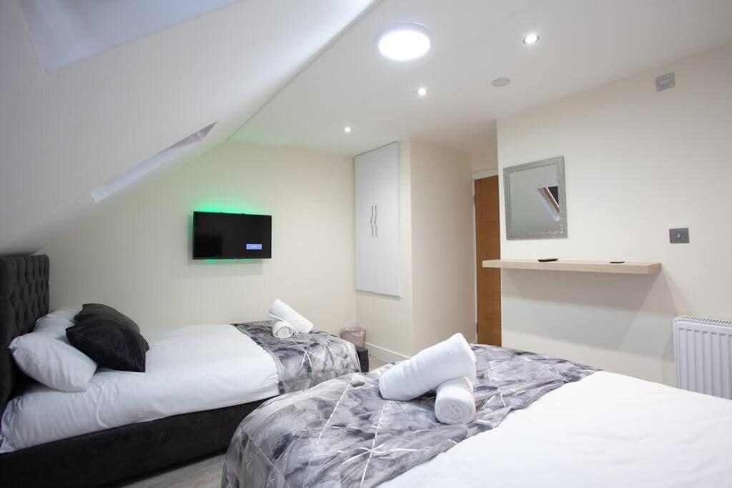 6 Bedroom House 10Min Drive From City Centre マンチェスター エクステリア 写真