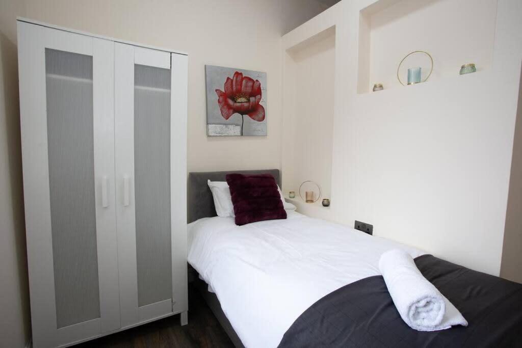 6 Bedroom House 10Min Drive From City Centre マンチェスター エクステリア 写真