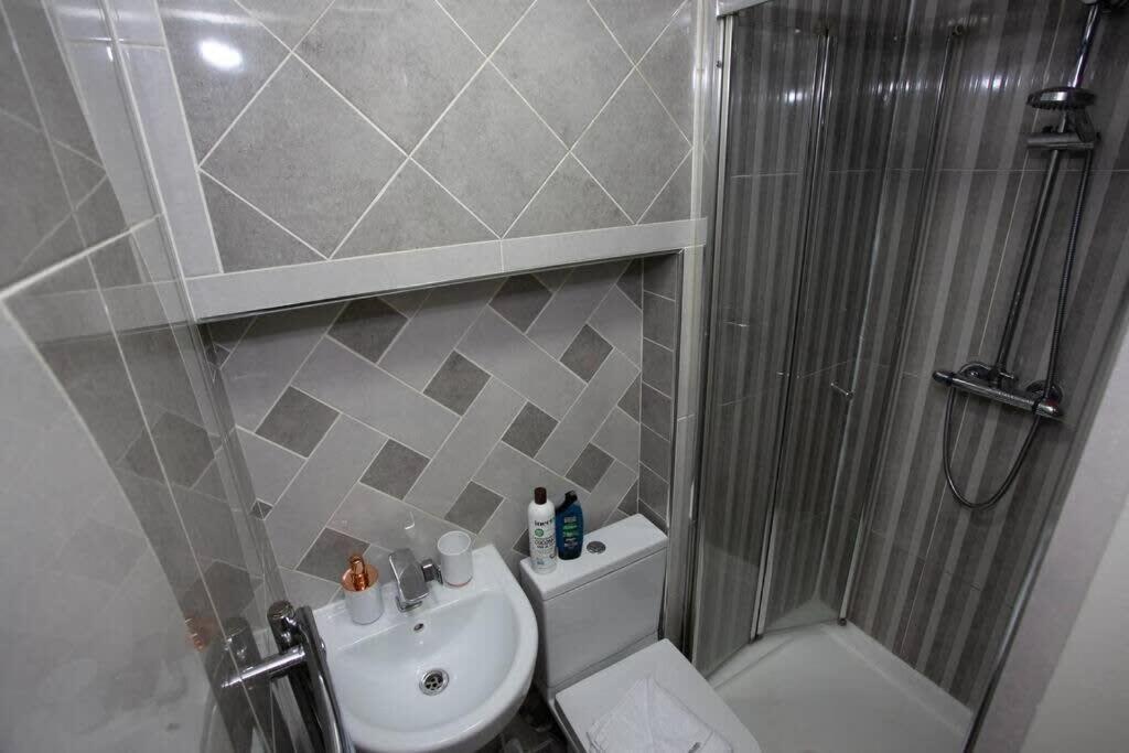 6 Bedroom House 10Min Drive From City Centre マンチェスター エクステリア 写真