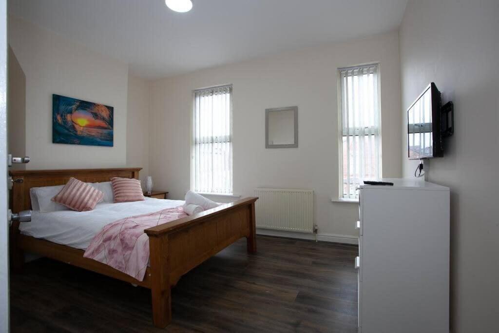 6 Bedroom House 10Min Drive From City Centre マンチェスター エクステリア 写真